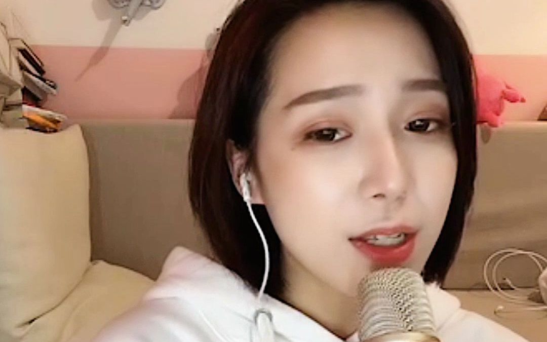 罗永浩直播旁边美女是谁罗永浩直播间女成员叫什么林哆啦唱歌真好听