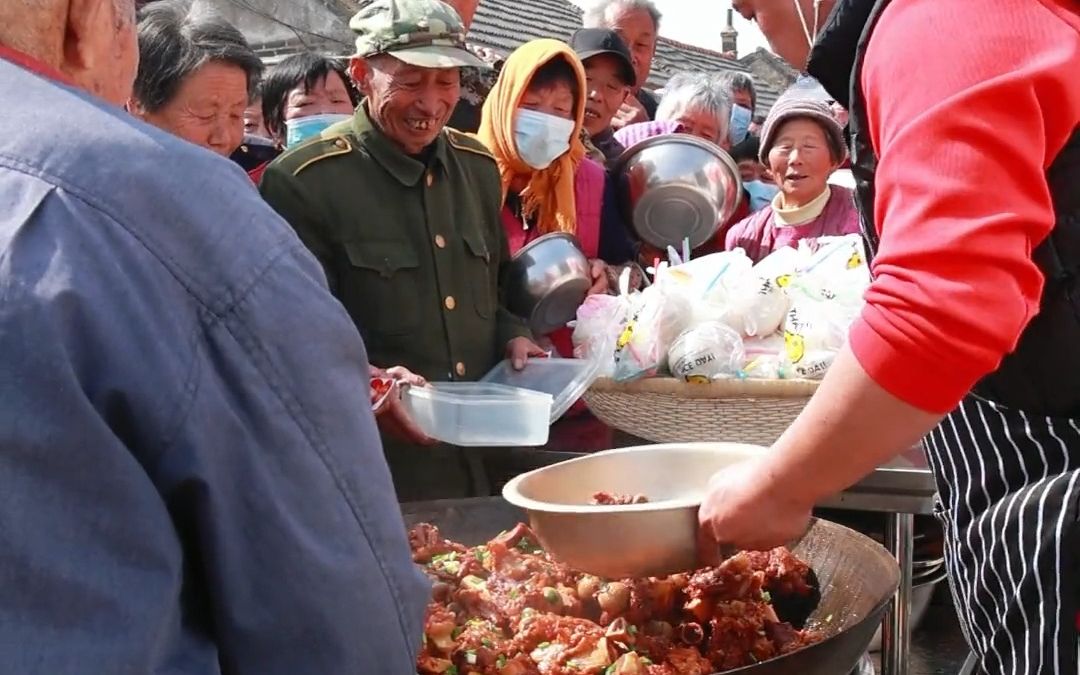 威海小贺给村里老人做本土特色美食《酱大骨》