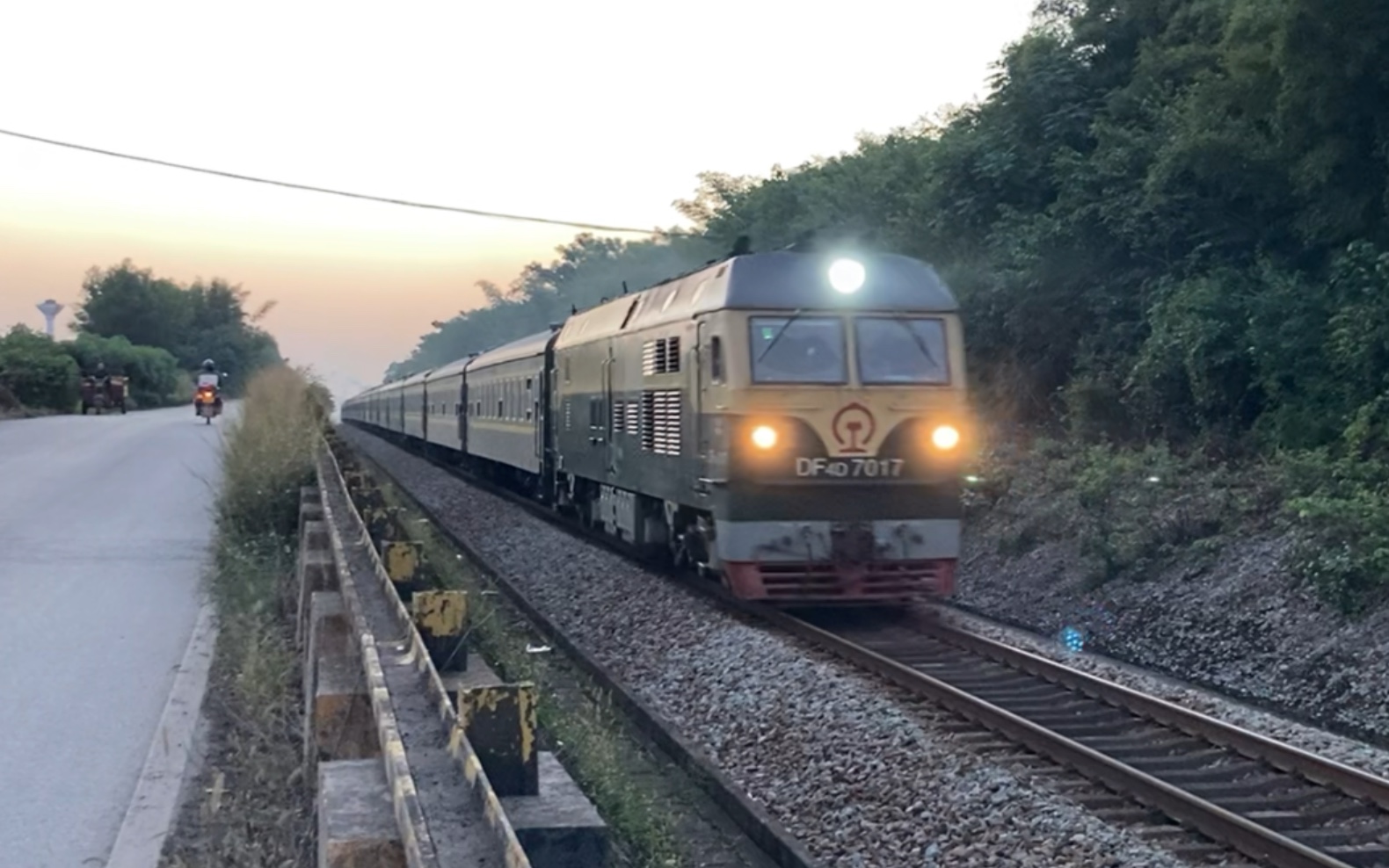 【铁道摄影】宁局柳段df4d-7017牵引00464次上行客车车底回送列车通过