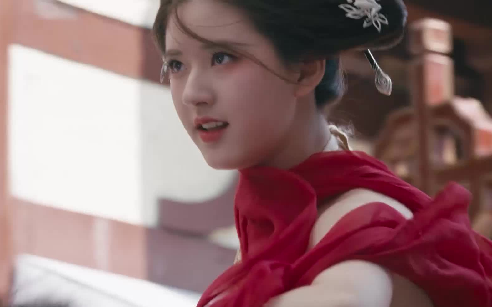 【传闻中的陈芊芊】这红衣小捕快是哪家的!