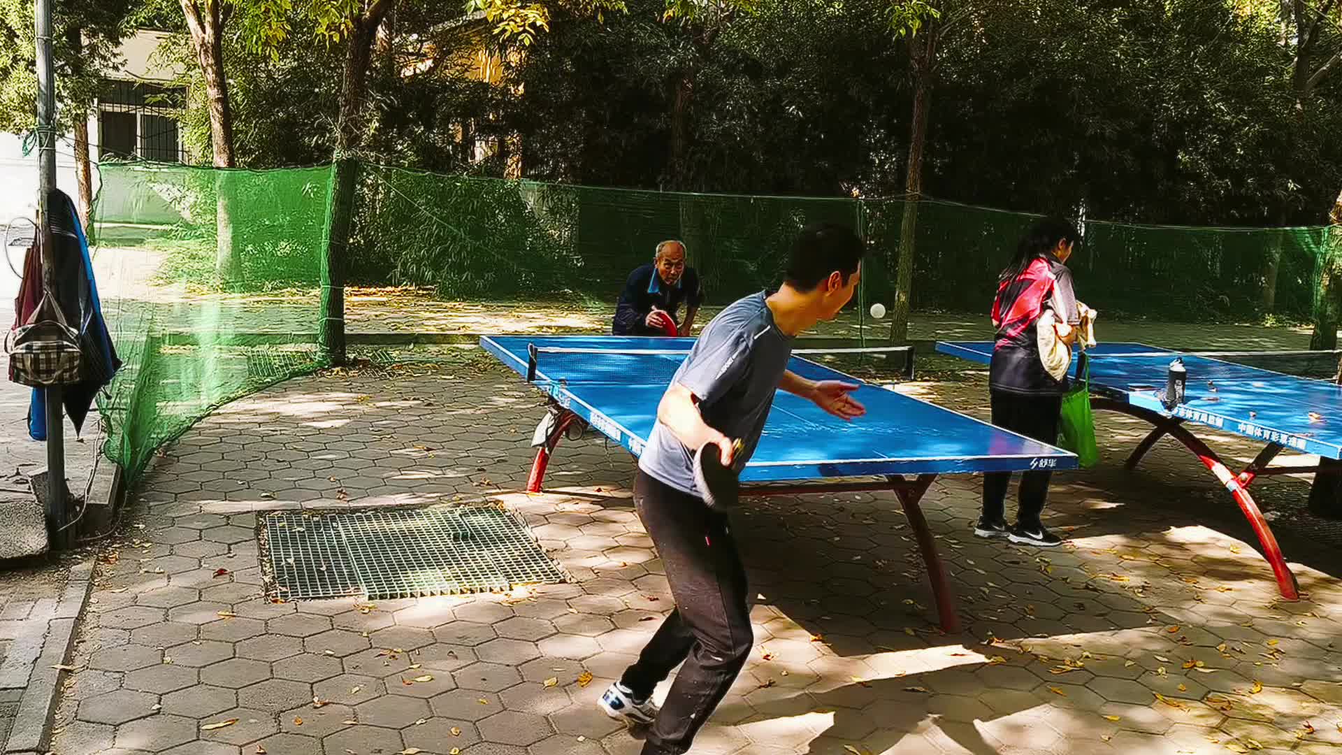 乒乓球公园打球日常,和直板横打大叔切磋学习,爱丄特制乒乓底板
