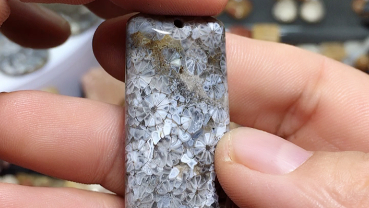 珊瑚玉吊坠带闪黑蕾丝