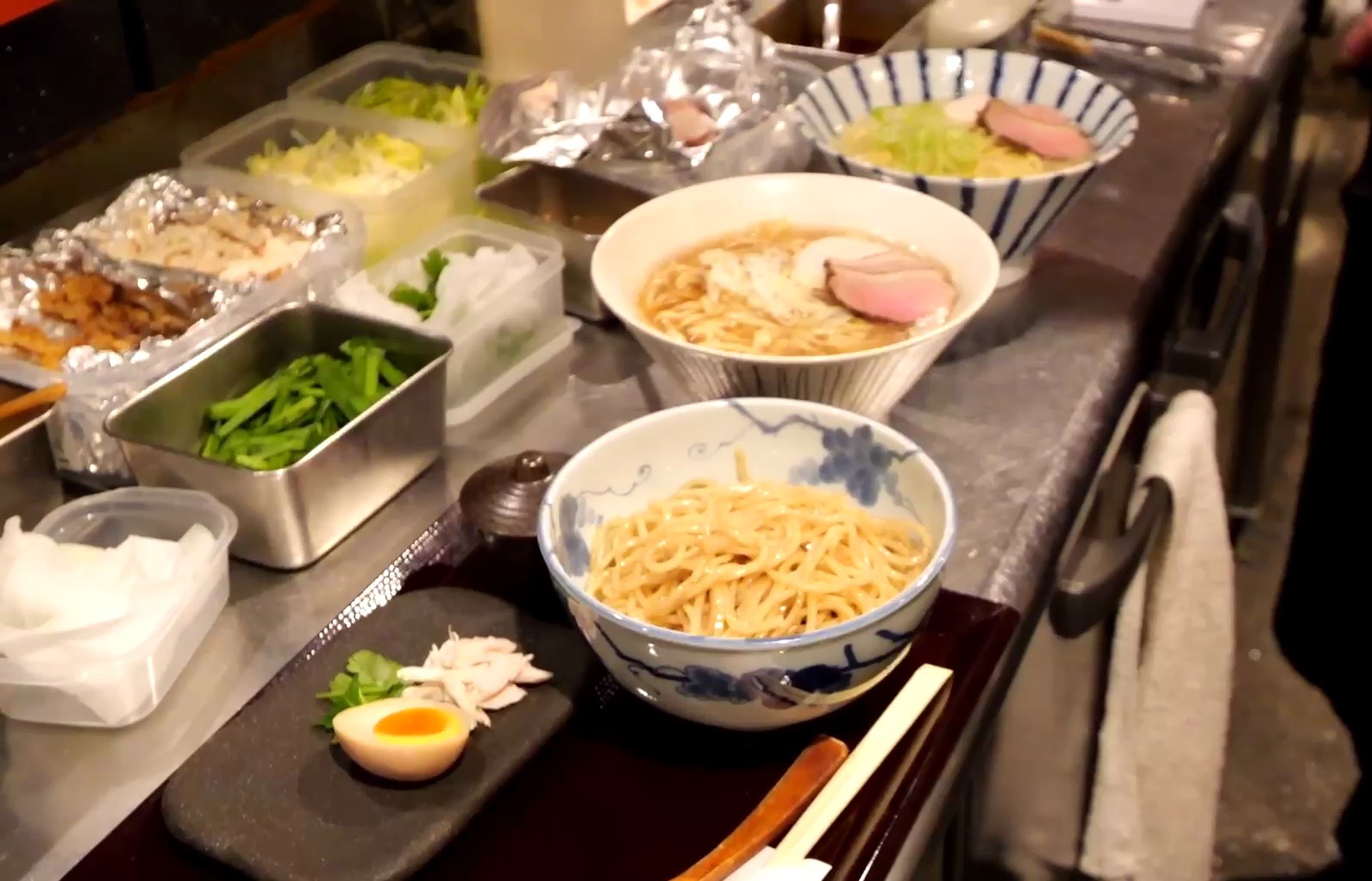 [图]【日本美食】和食料理人制作的鸡汤拉面受到好评，晚上这家餐厅是居酒屋