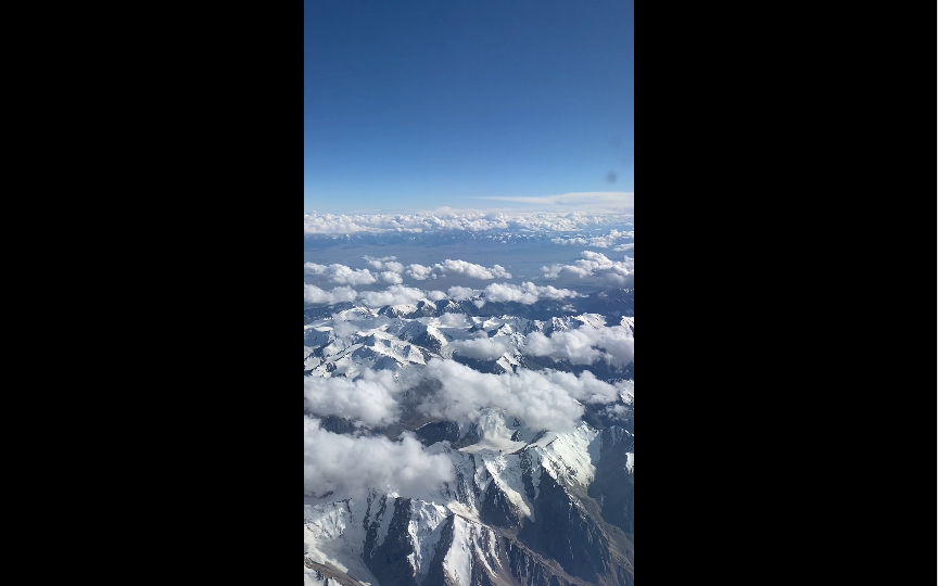 [图]途径天山山脉，美景尽收眼底