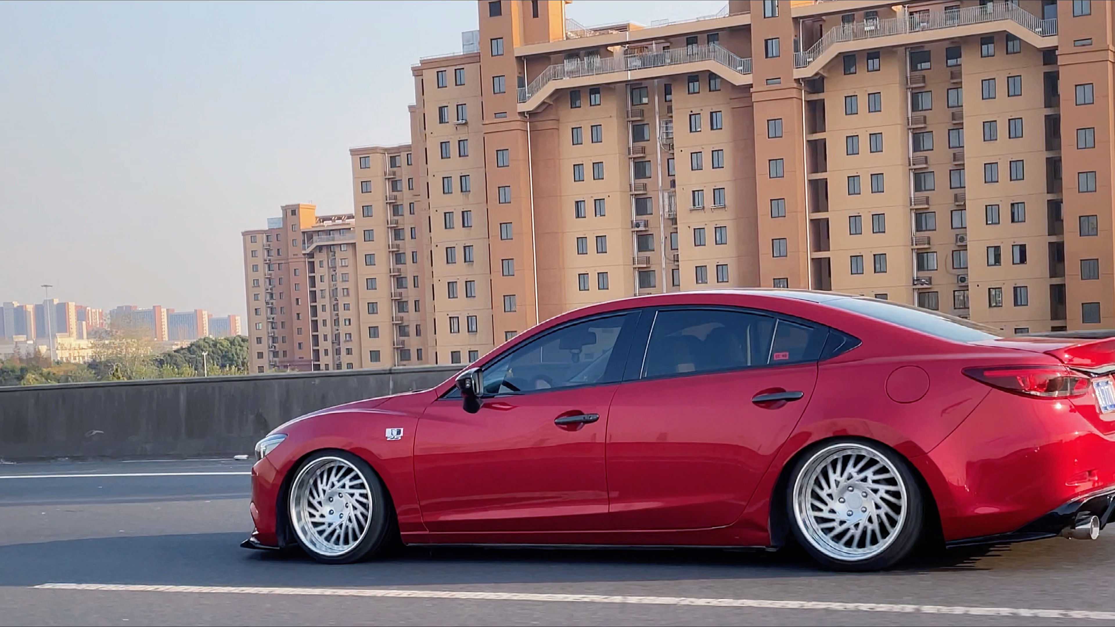 727挪下车马自达阿特兹气动低趴行驶姿态