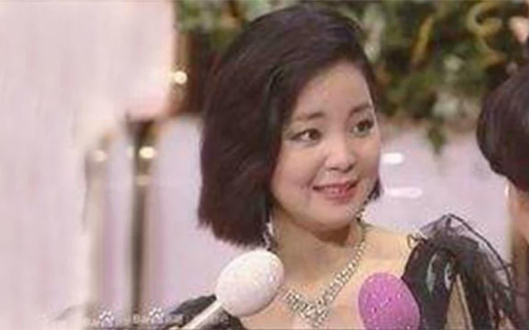 邓丽君采访合集,主持人调侃她穿的迷你裙太短,邓丽君太幽默