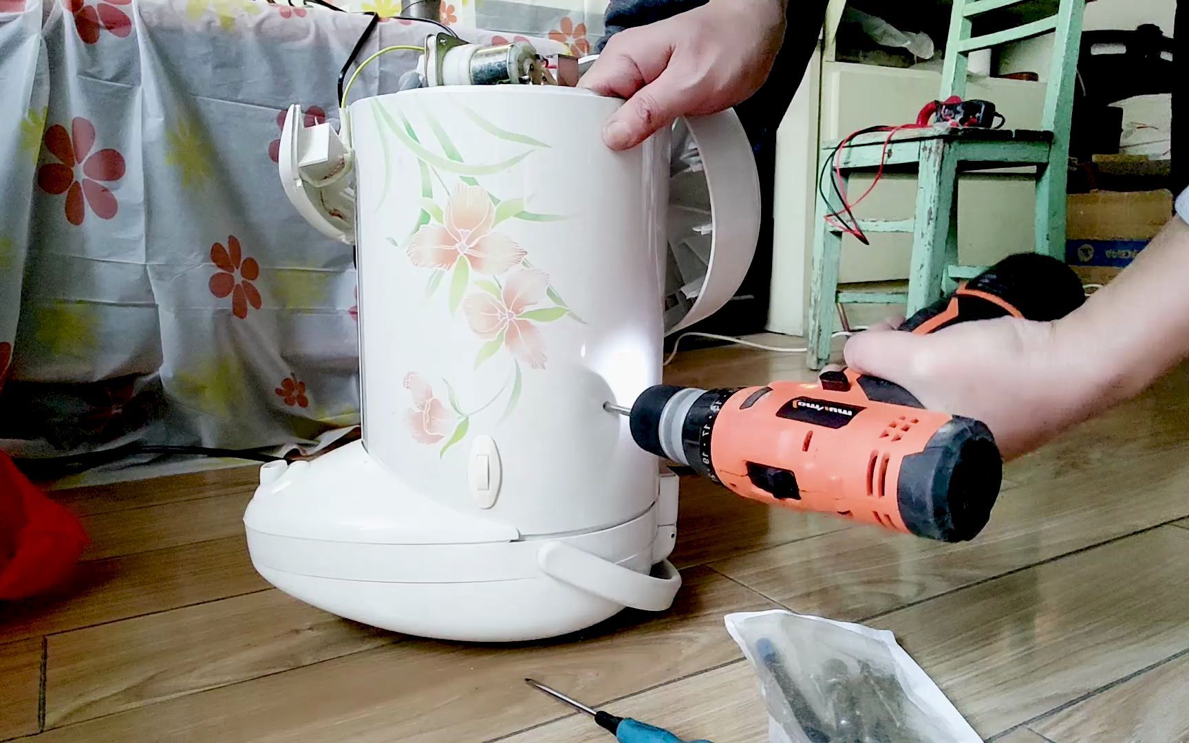 1124用闲置的电热开水瓶给床车改个热水器