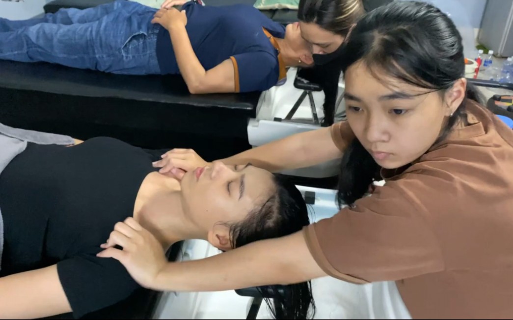 第81弹沉浸式体验越南正宗本地黑衣小姐姐舒缓保养理疗按摩助眠解压