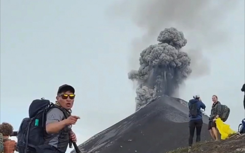 12月3日印度尼西亞馬拉皮火山噴發,已造成11名登山者死亡.