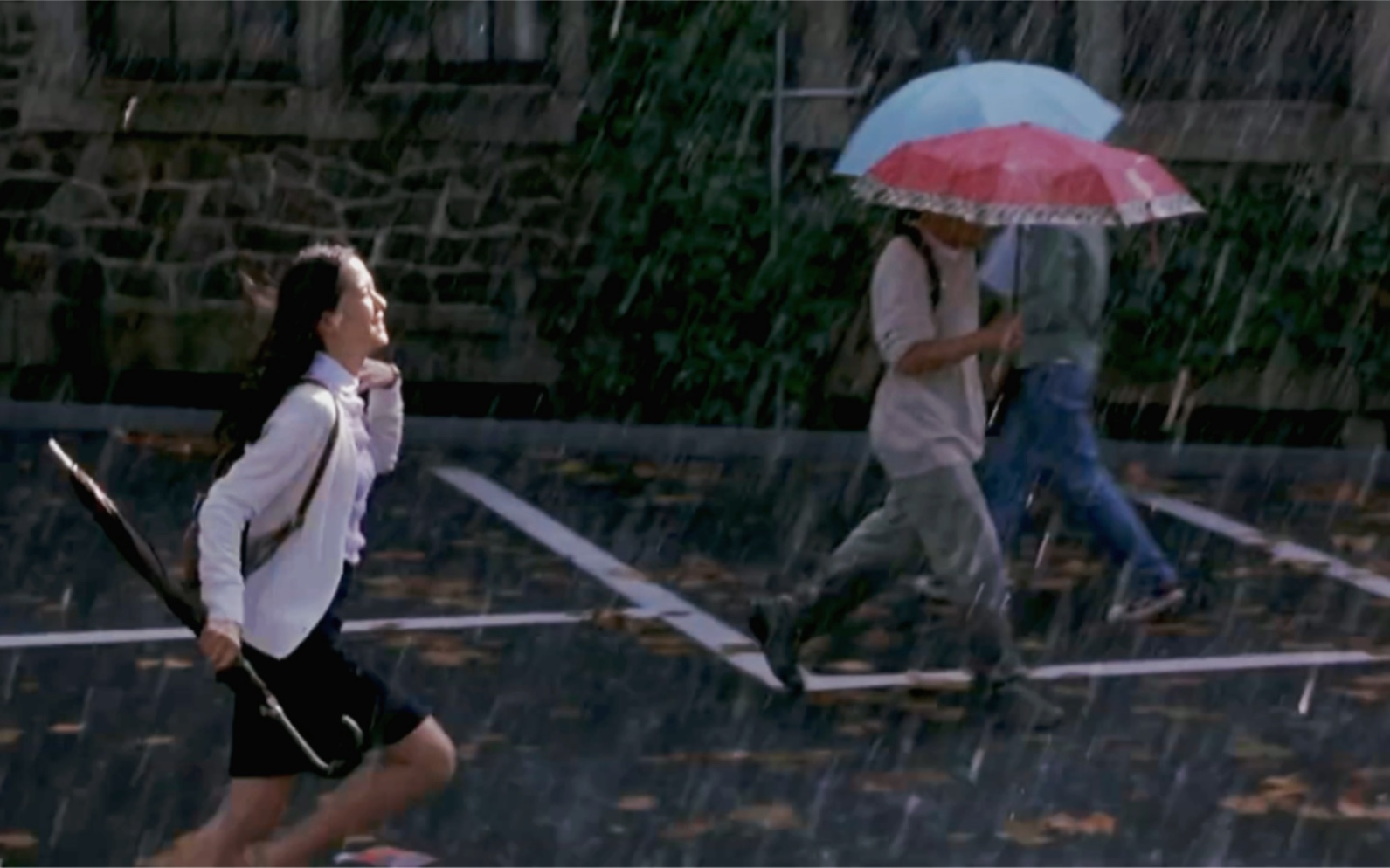 女生雨中奔跑图片唯美图片