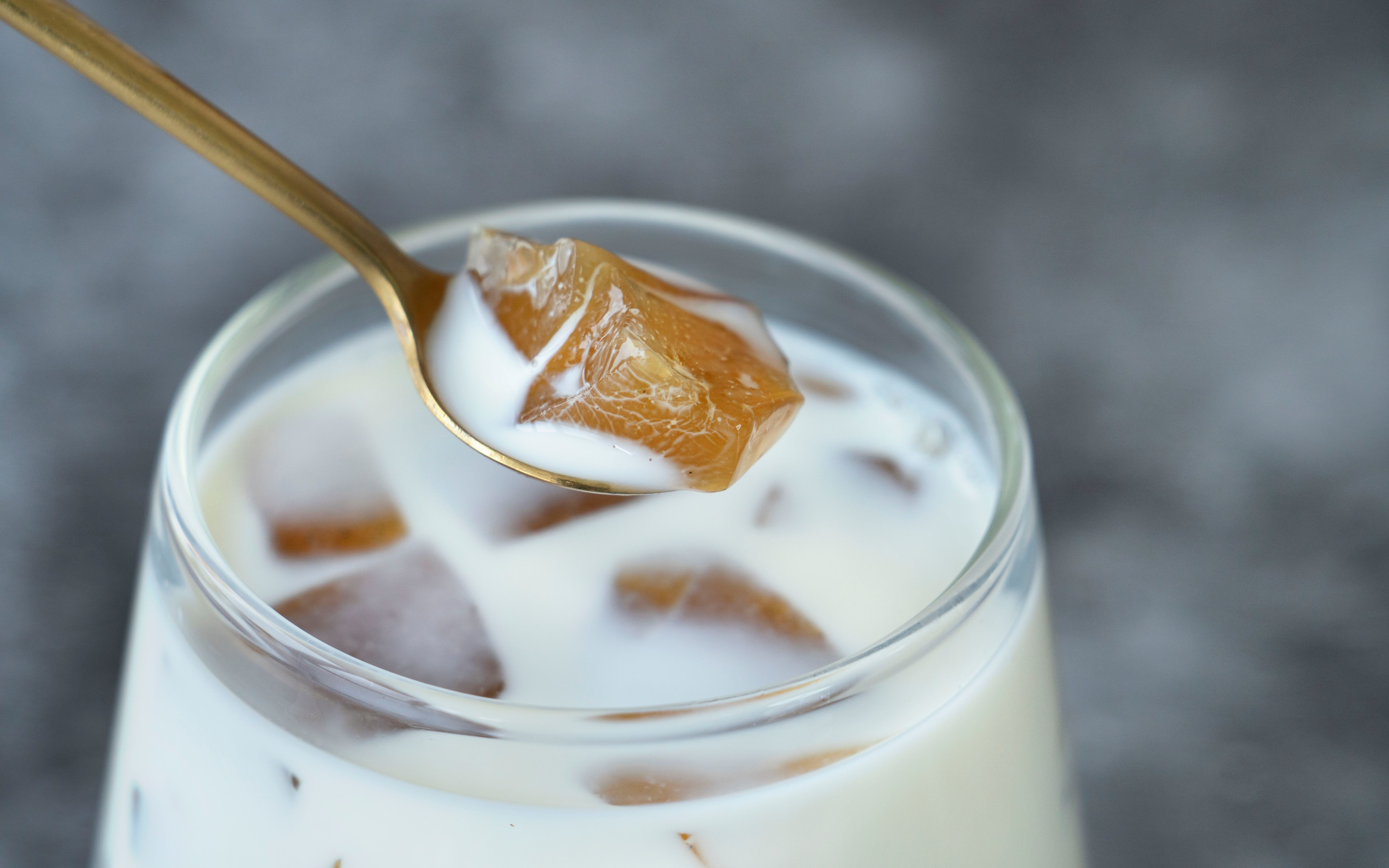 完爆奶茶用老妈的花茶做茶冻调出一款酸奶茉莉茶冻