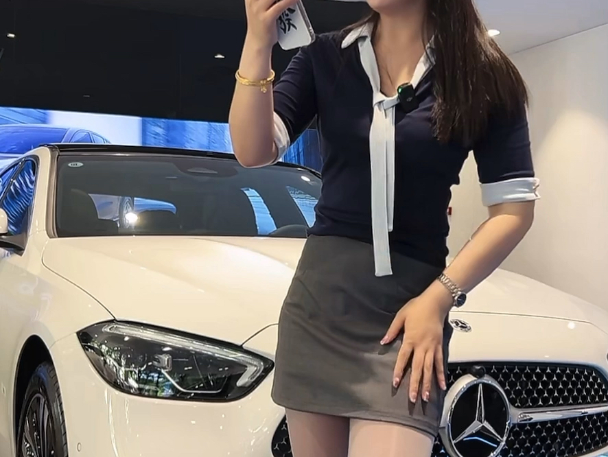 奔驰油亮灰丝美女车模来袭!奔驰展台惊艳亮相!