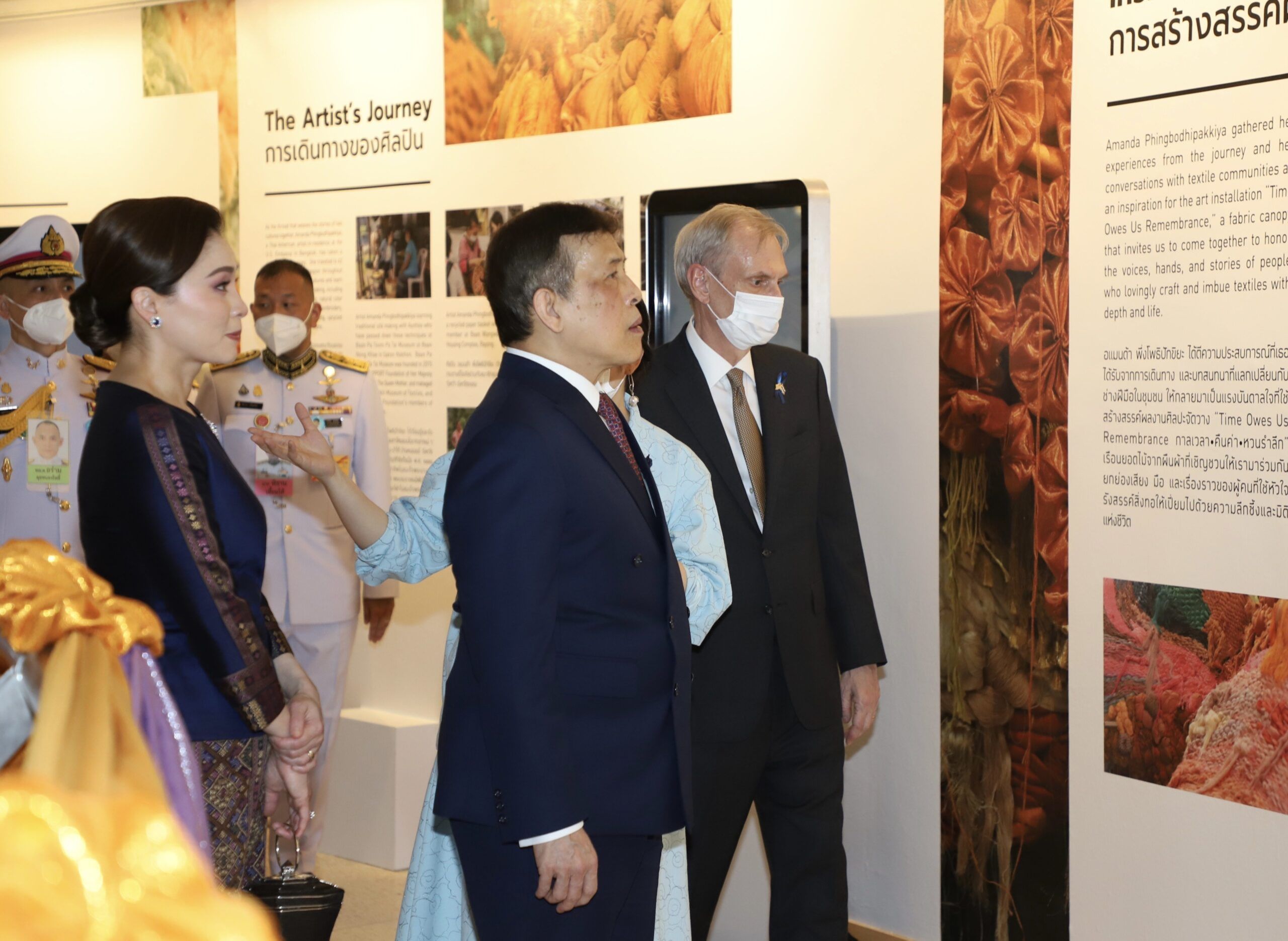 泰国帝后出席例行公务,苏提达身穿一袭宝蓝色礼服,简直美出新高度