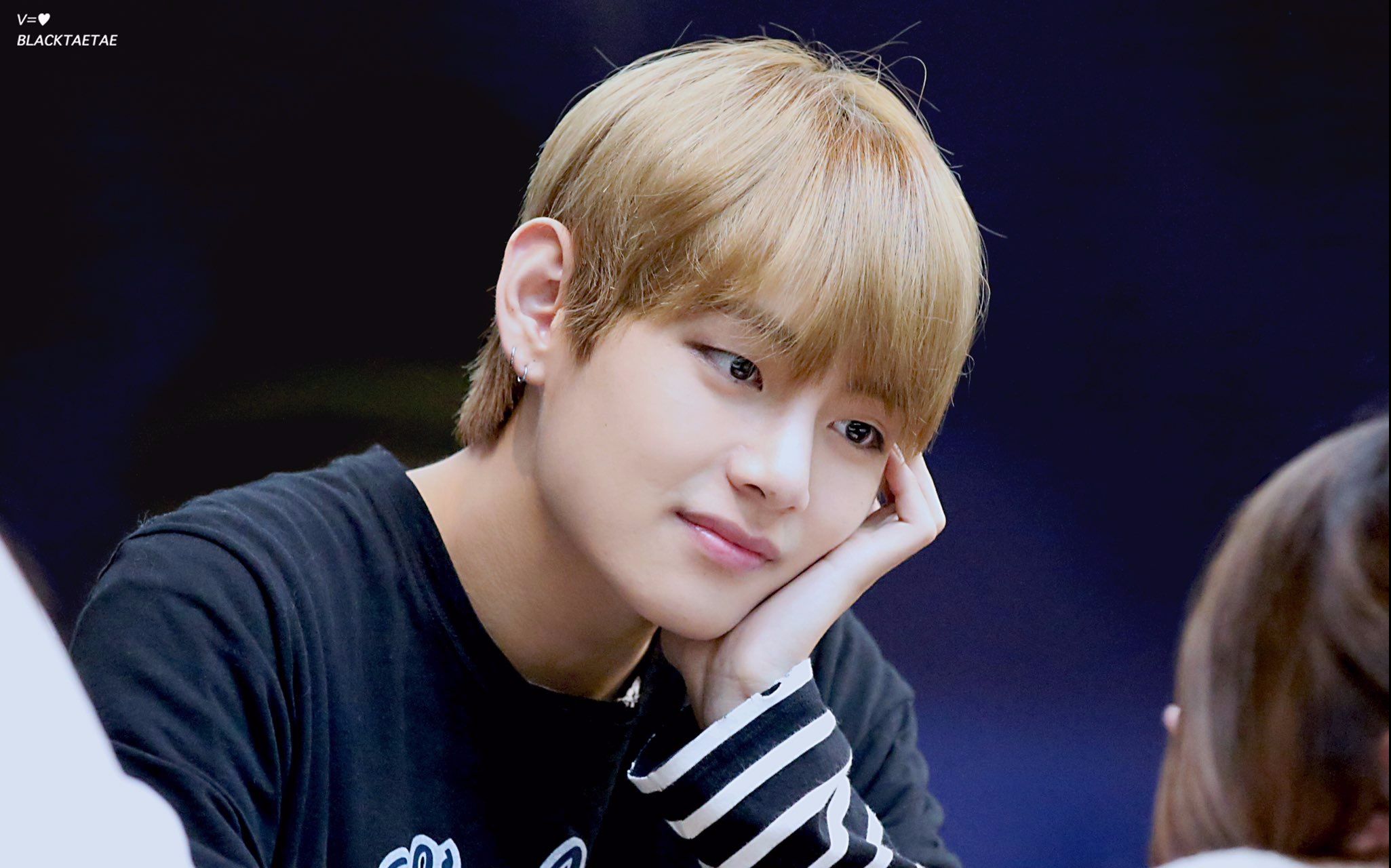 【防弹少年团】【金泰亨】签售会上握着阿米的手唱歌让人心空啊_哔哩