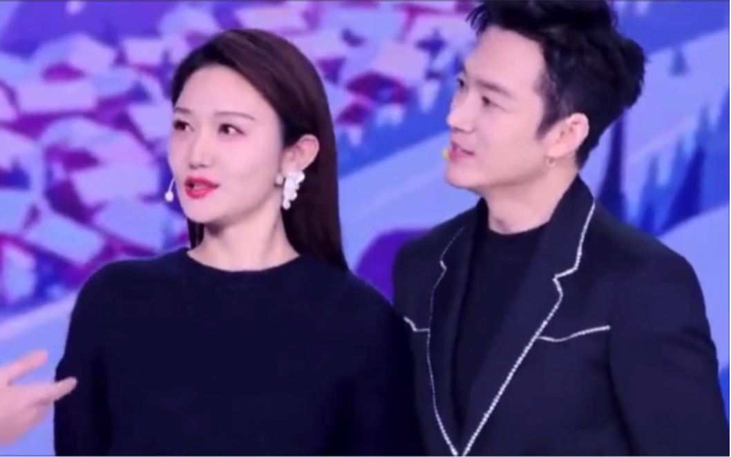 问:有没有发现张韬不知不觉中慢慢靠近龙洋哈哈哈