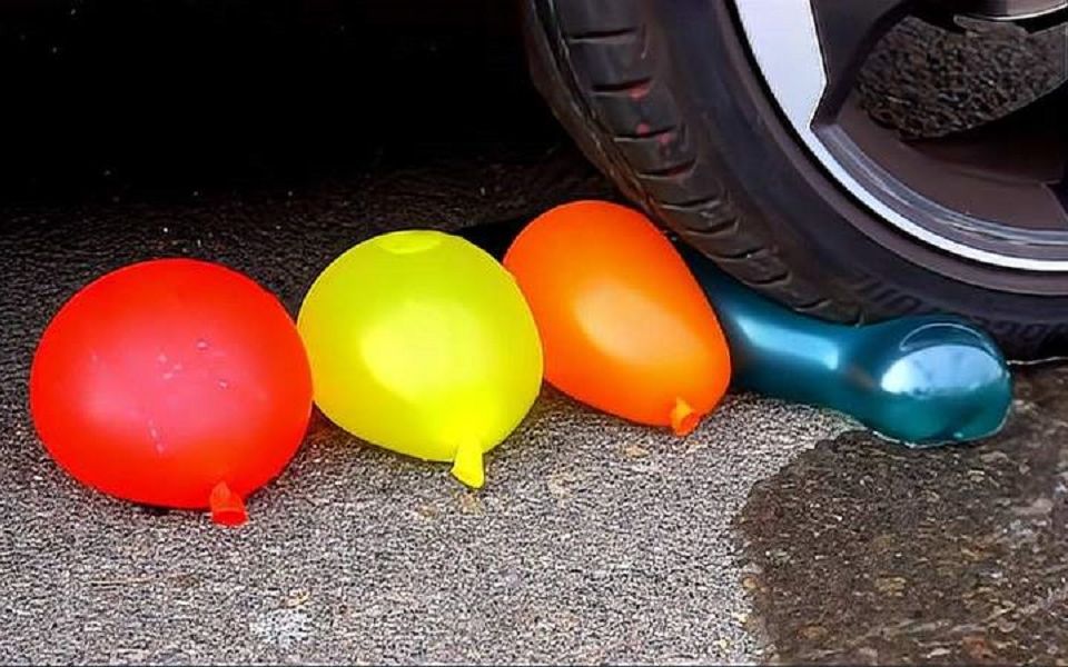 汽车碾压水气球,炸开的瞬间太爽了,逃跑的气球要逼死强迫症吗