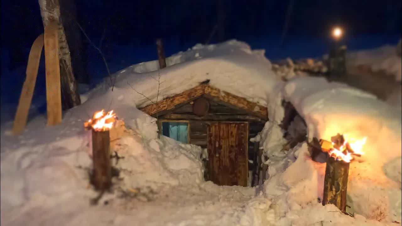 [图]这两个男人疯了吗，直接从40多度的桑拿房冲到冰冷的雪中打滚。