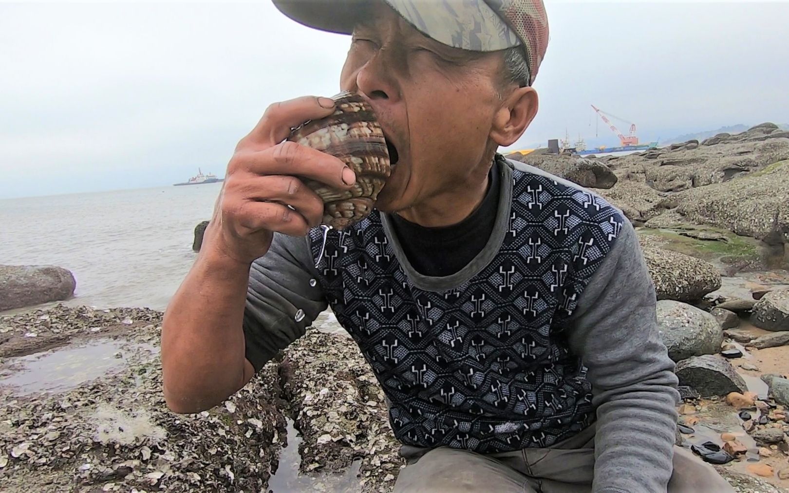 赶海发现的肥货太鲜美了,来叔忍不住张开嘴巴,拿回去卖个好价钱