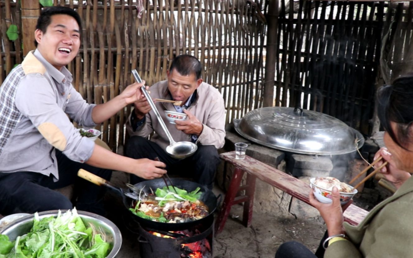小农乡煮4斤大鱼,做法新颖,爸妈忙夸赞,拿出高度白酒,干2杯_哔哩哔哩