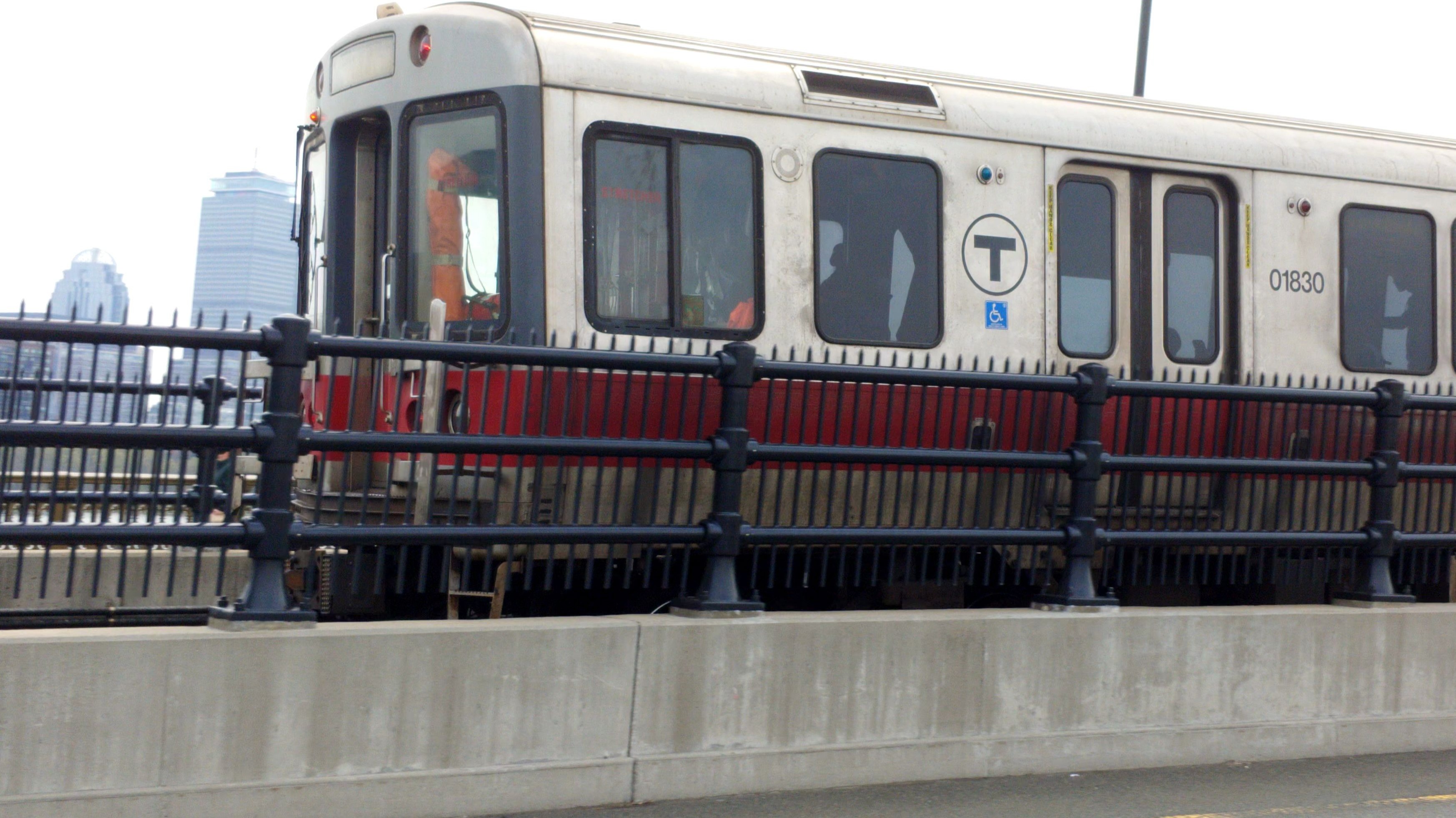 美国波士顿mbta地铁红线列车驶经朗费罗桥