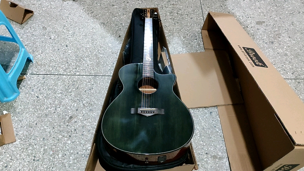 学生党吉他,布鲁克吉他s25油墨色电箱款,质量杠杠的,性价比还是非常高