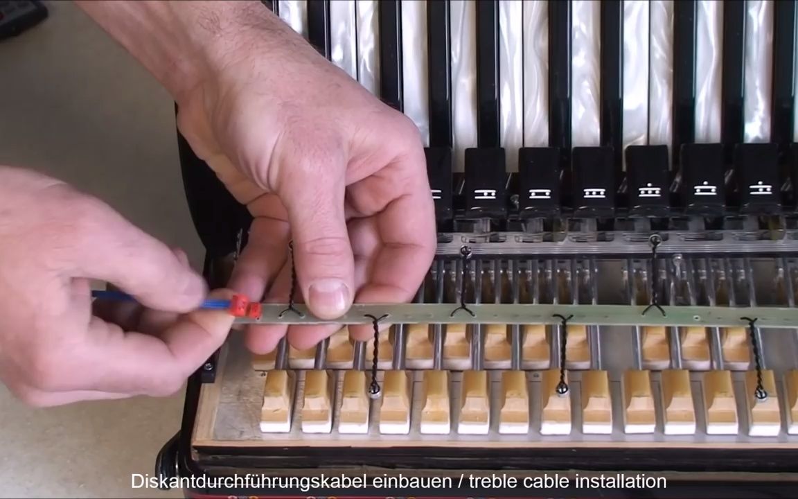 【德国】手工为 pigini 手风琴安装麦克风 (第一部份)