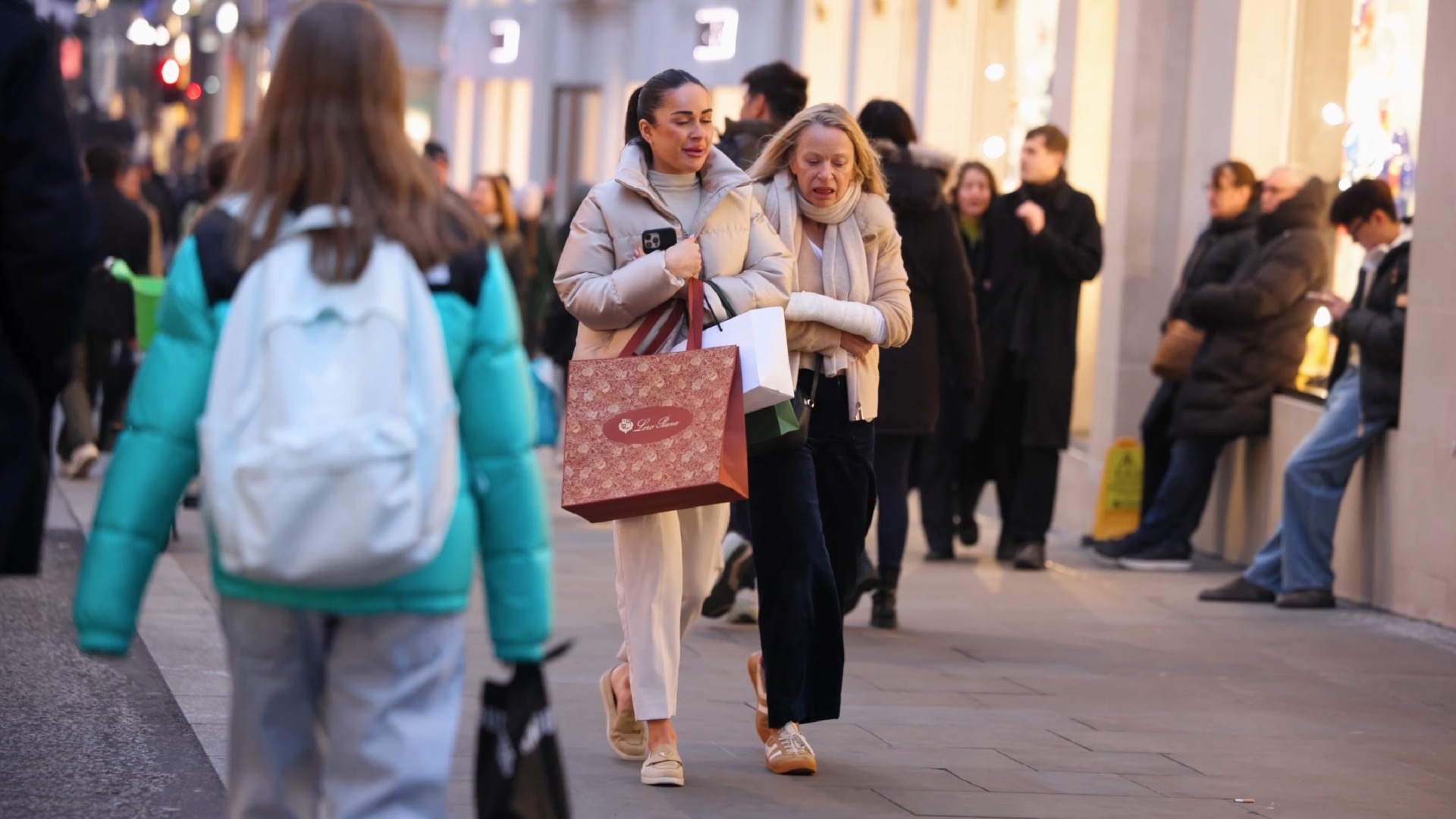 2025年伦敦女性穿什么,街头穿搭风格时尚与潮流