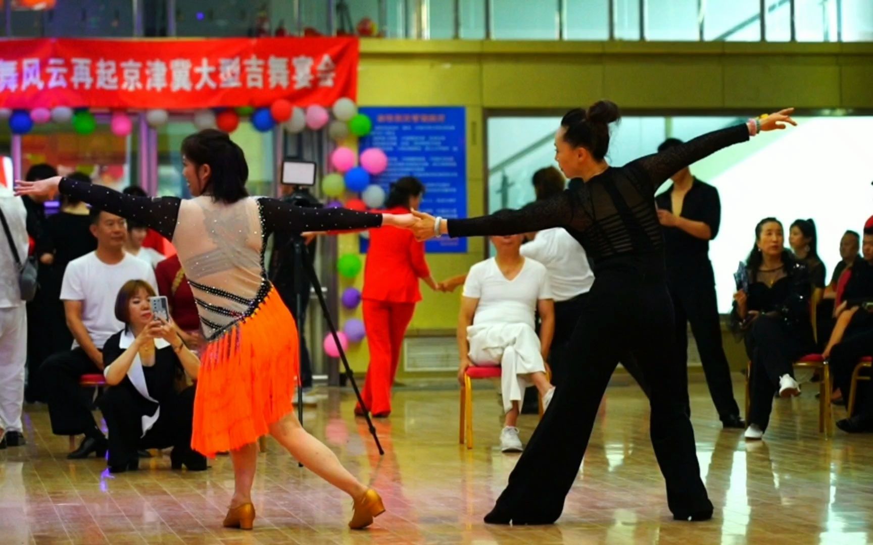 [图]休闲伦巴《梦见你的那一夜》旋律醉人心扉，舞蹈娴熟优美