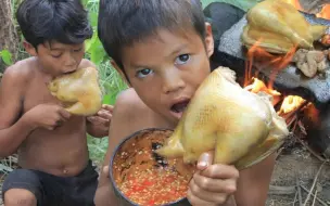 Скачать видео: 熊孩子野外这样做的石板煎鸡腿看起来有食欲