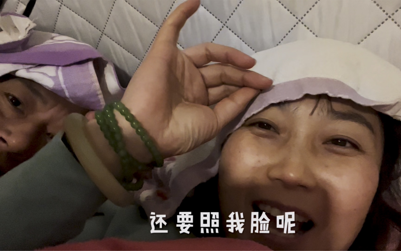 户外露营夫妻俩毛巾包头,像个偷地雷的,风太大了