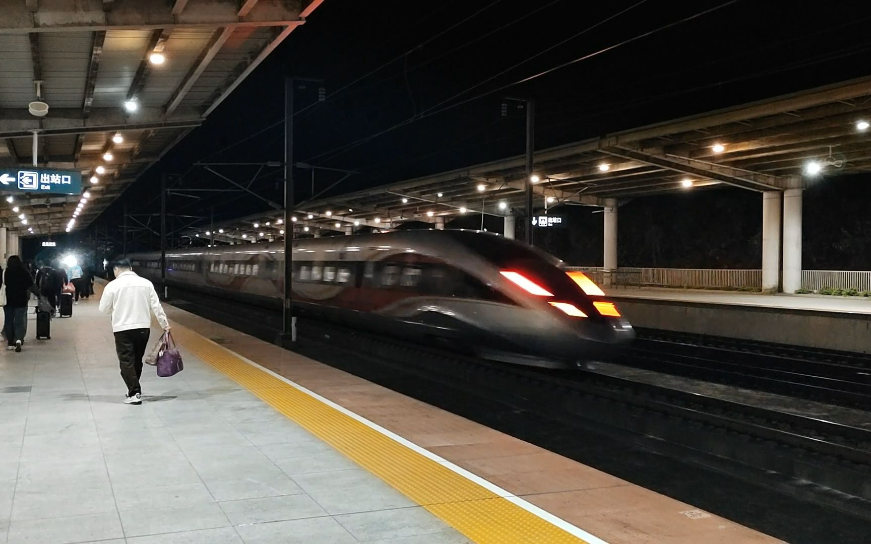 2023年11月17日,g1115(武汉-广州南)英德西站不停车过站.