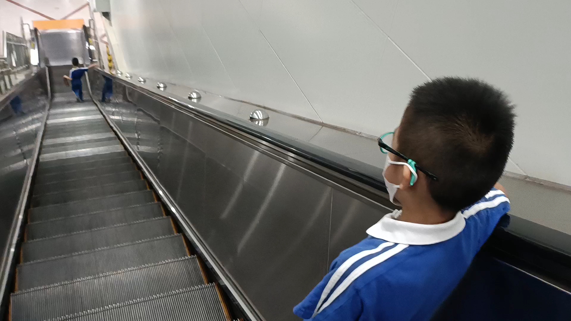 深圳地铁小学生图片