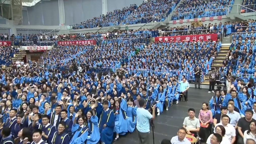 [图]又一年毕业季，青大的每次毕业典礼都那么出色，2024年完整版《当》《离别开出花》《父亲》《岁月神偷》《青花瓷》《奢香夫人》《不再犹豫》《爱你》《精忠报国说唱》。