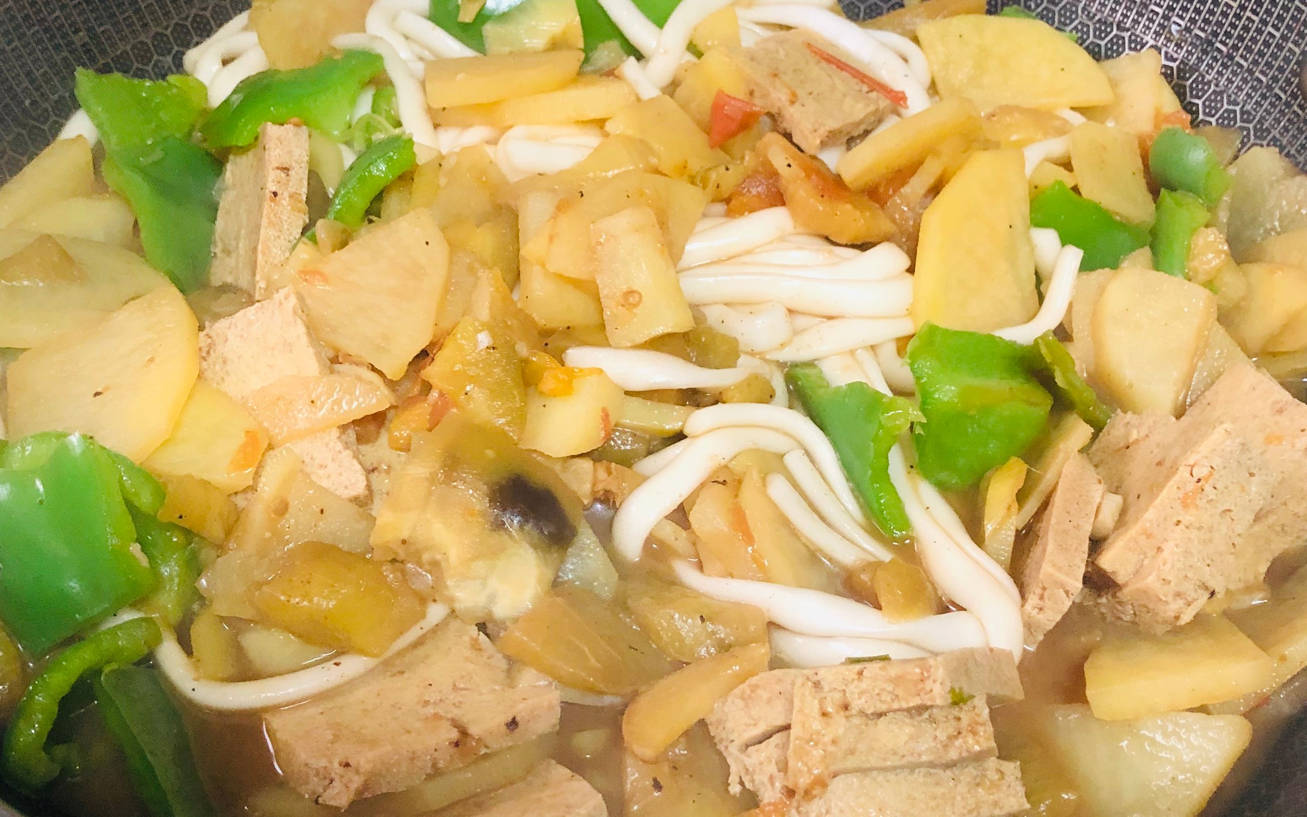 可好吃的素烩菜里边有土豆茄子粉条青椒冻豆腐你们当地叫什么