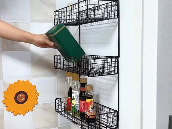可以收纳各种各样的厨房用品,美观实用又不占空间,冰箱侧面置物架