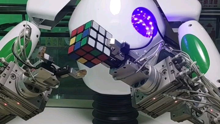 人工智能zhang解魔方猜拳互动机器人贵阳科技馆一日游