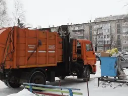 Скачать видео: 【垃圾回收】俄罗斯侧装压缩式垃圾收集车工作