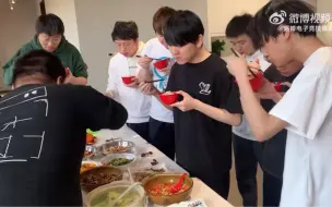 下载视频: 来看滔搏众人恰饭：怎么还有人抢阿姨手上的碗啊