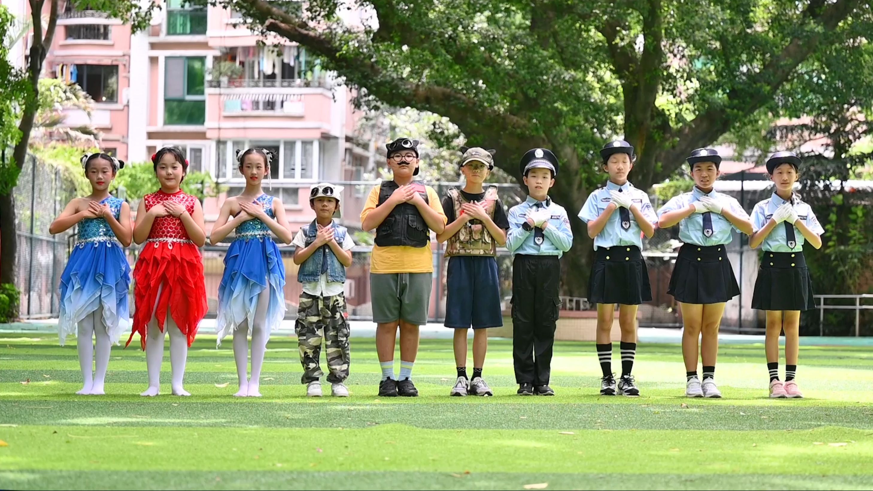 《听“爷爷”讲那过去的故事》(市禁毒文艺作品大赛参赛作品[小学组]作者:姚森文、冯韦晔、谢嘉祺、罗婧宁、莫芷语、张灵晞、方凯睿、罗玮晴、申丰...