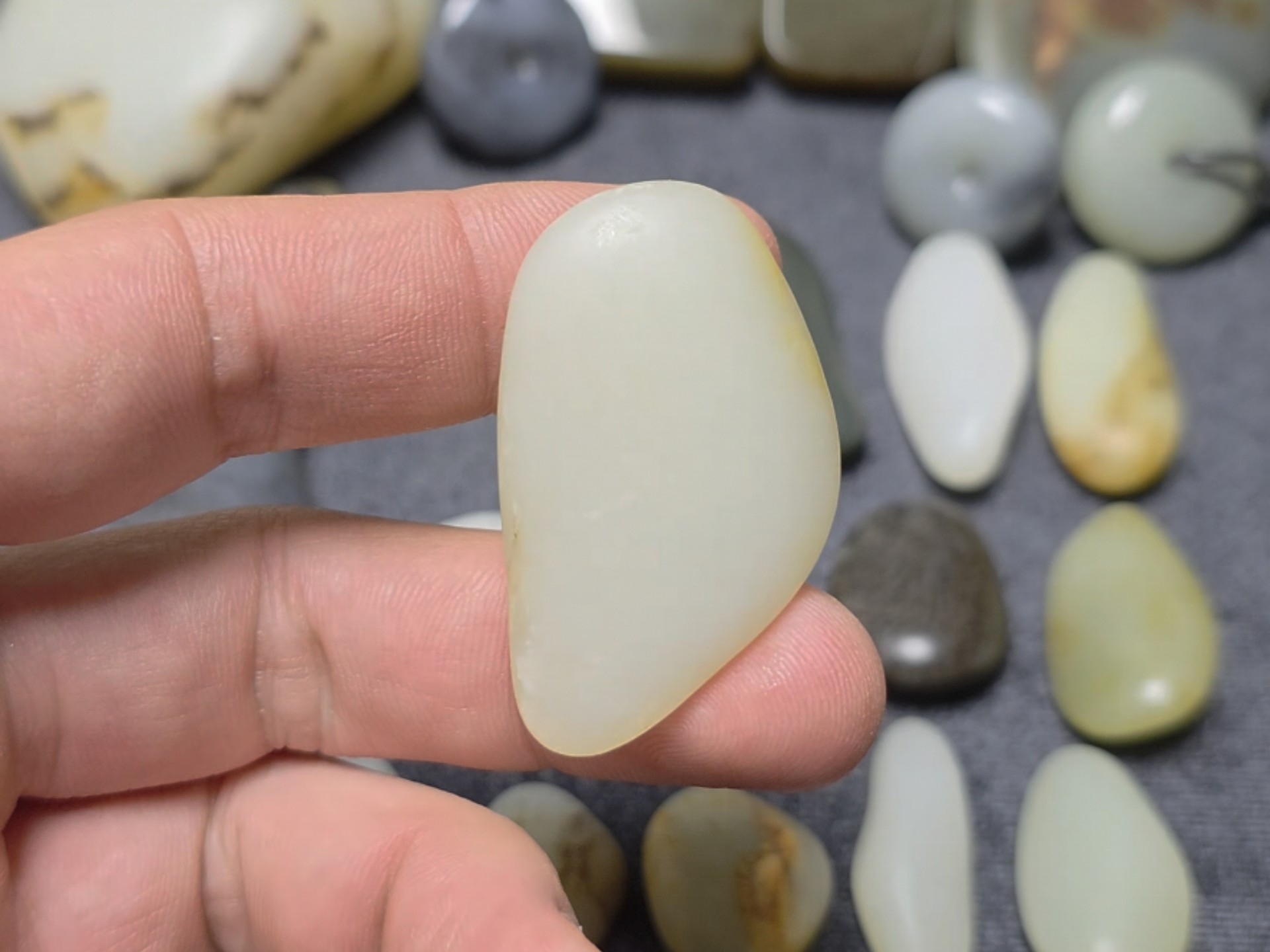 直接打孔配绳就是一块和田玉籽料挂坠