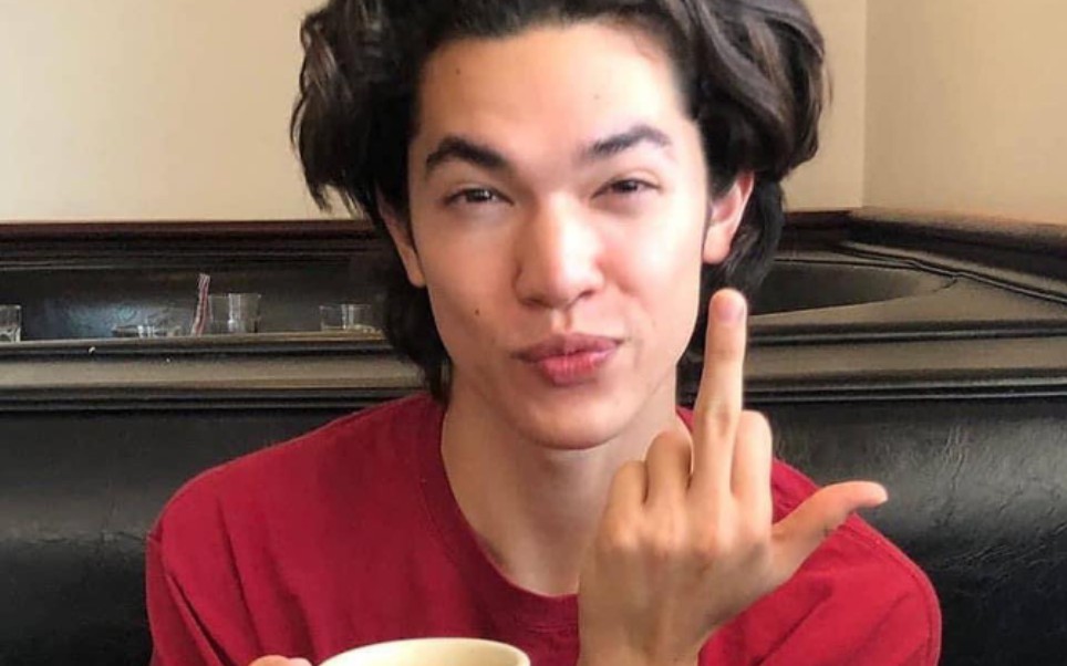 大家好啊!哈哈哈哈哈这是conan gray(中文叫柯灰)