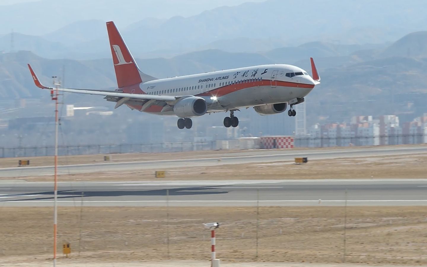上海航空b737-85c降落西宁曹家堡机场