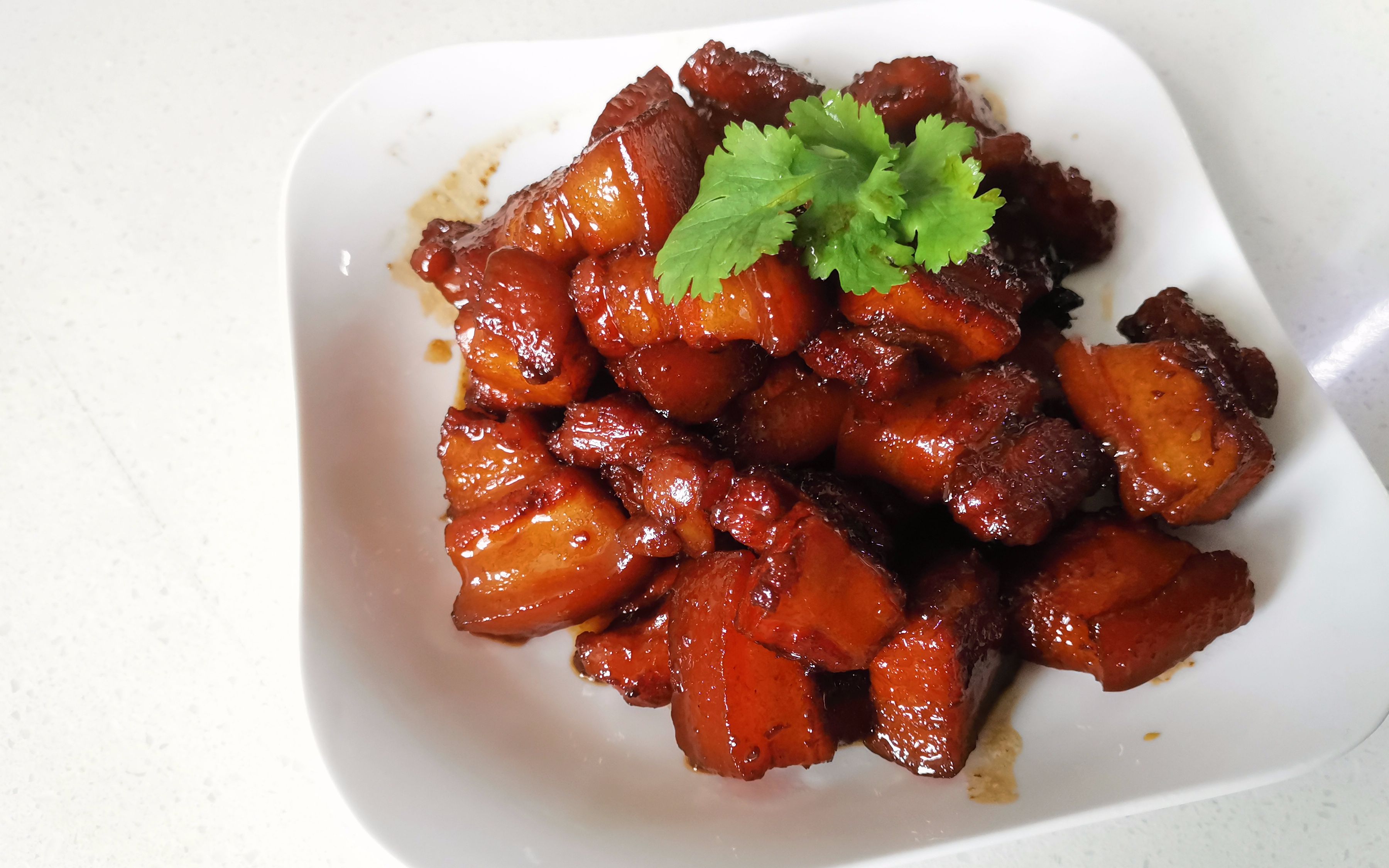 用简单的家常做法做一盘红烧肉.