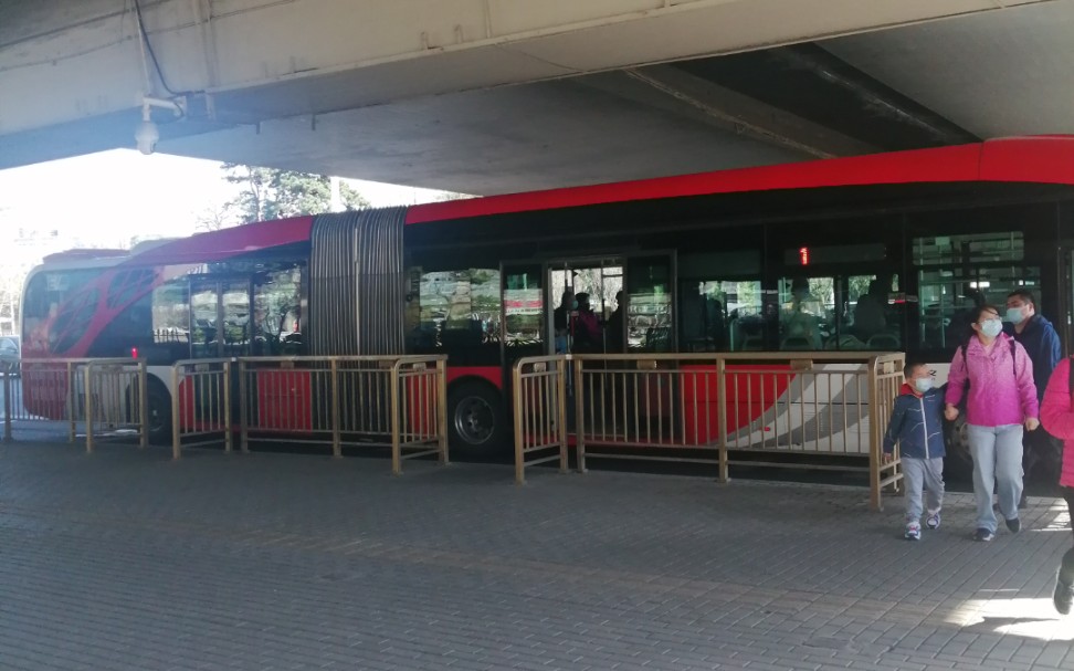 平峰也有恐怖客流北京公交1路老山公交场站方向巨大客流