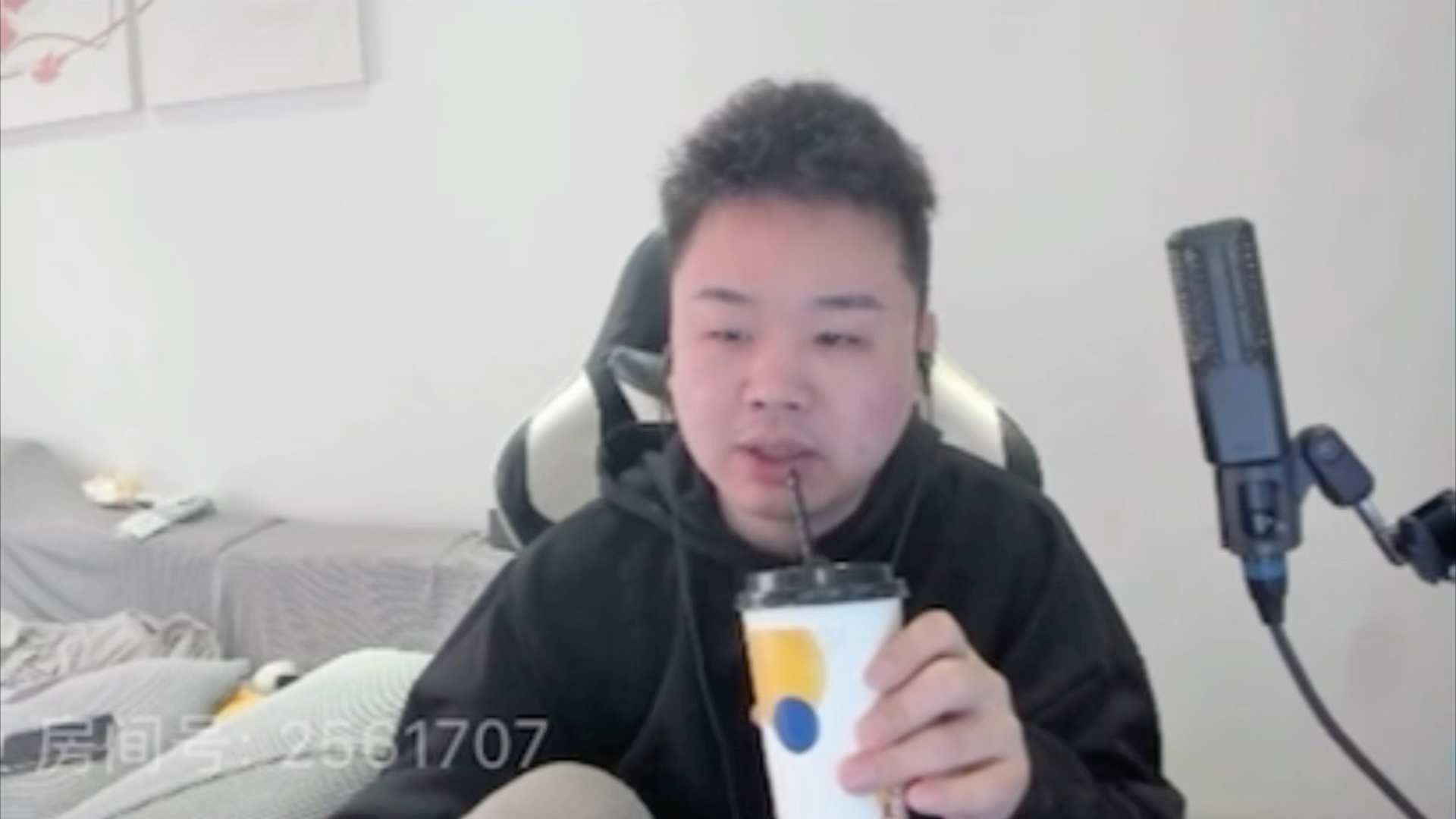 张顺飞直言想带货卖丝袜,没想到老头们直接起杆,立即改口卖艺不卖色