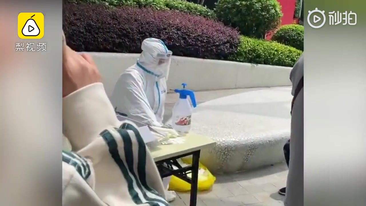 辛苦了护士做核酸检测工作中暑后大哭居民想给她一个拥抱