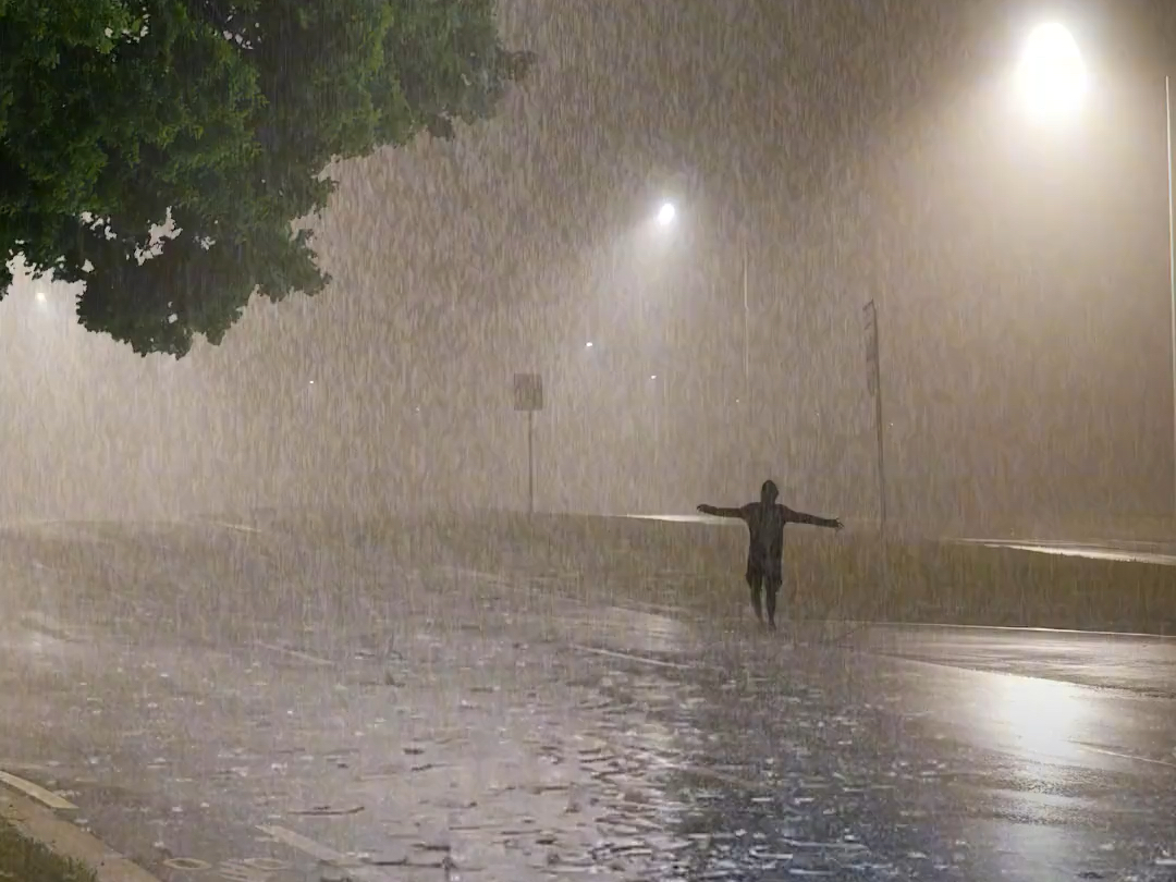 刷完车就下雨心情图片图片