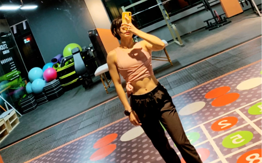 短发腹肌女平安夜户外狂奔为哪般?