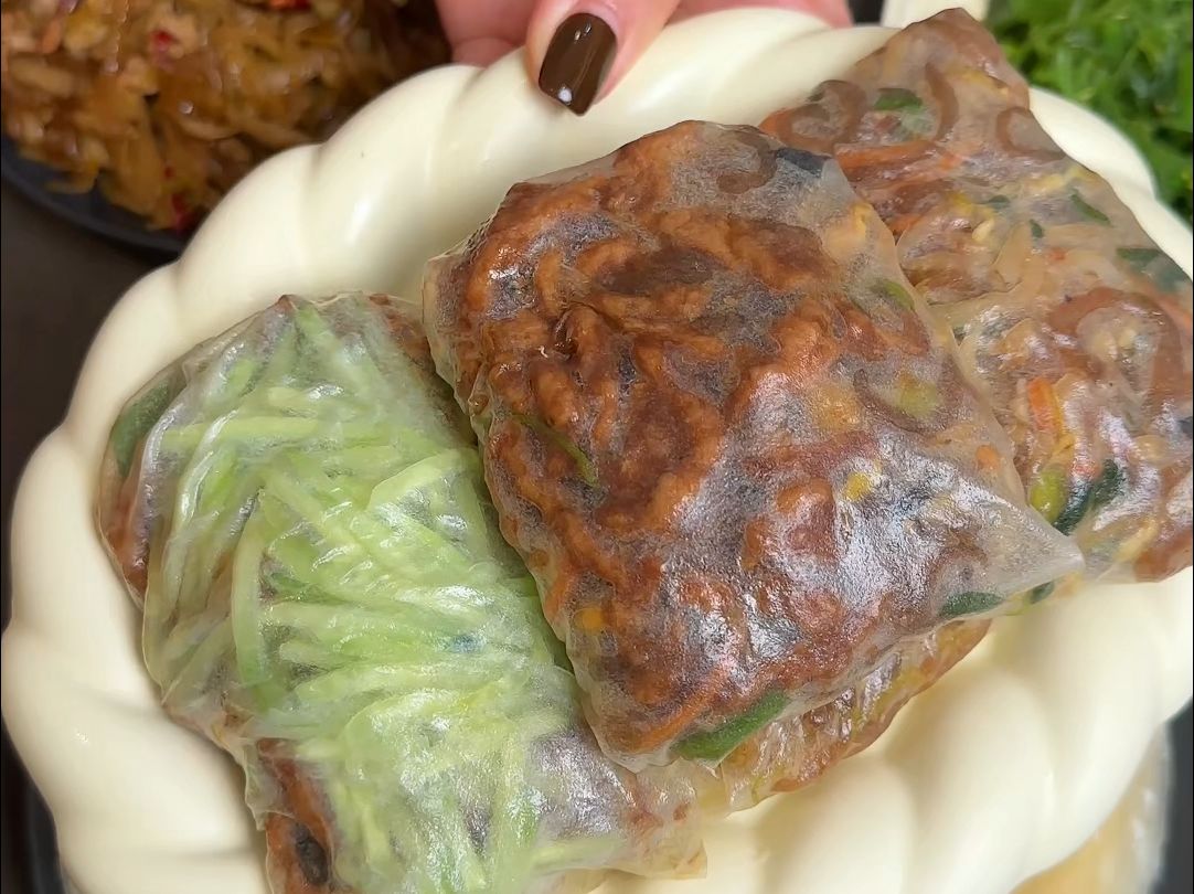东北筋饼,薄薄的一张小饼,卷什么菜都好吃