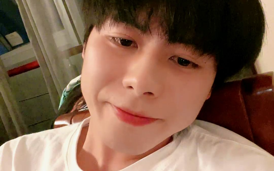 小精灵real424直播录屏庆祝ak出道当场选购紧身皮衣